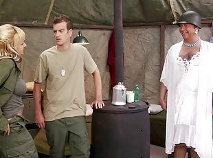 tentara, gambarvideo-porno-secara-eksplisit-dan-intens, bintang-porno, pakaian-seragam