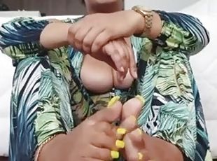 Meaty Latina Soles & Pretty yellow toes (JOI)