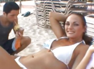 gambarvideo-porno-secara-eksplisit-dan-intens, pasangan, pantai, bikini