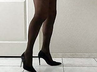 Cuming in pantyhose and heels