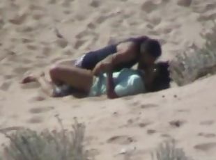 Amateur couple banging on a beach get caught on a voyeur's cam