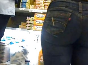 PAWG in tight jeans at the mall grabbed on voyeur video with spy cam