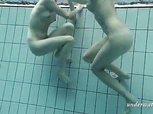 lesbian-lesbian, kolam-renang, di-dalam-air