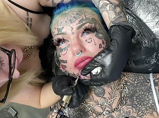 māte, pīrsings, fetišs, tetovējums