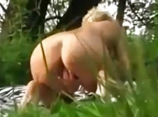 Horny Blonde Milf Genießt 2 Cocks Im Freien