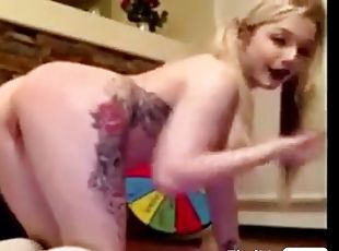 Goth babe fingering her cunt from blonde masturbation behind