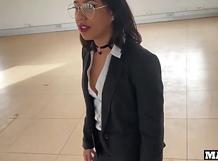 A Real Estate Agent Fucked During A Visit And In The Toilet To Sell Her Property !!!