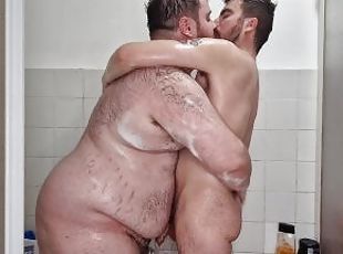 Oso peludo y y joven gordito se duchan juntos