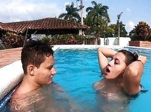 Me follo a una puta codiciada colombiana en la piscina de mi jefe - Camila Mush