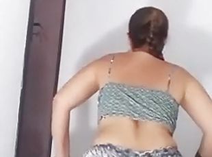 Exhibitionist slut takes off her clothes