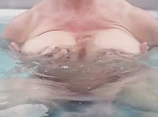 Ma belle-mère s'amuse avec ses gros seins dans le spa