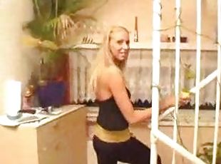 Sexy blonde puts on a great hardcore show