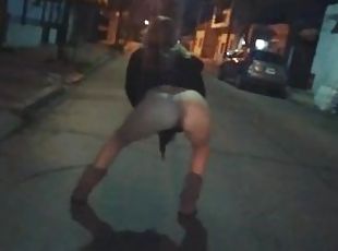 sexo en público arriesgado en la calle exhibiendose desnuda follando al aire libre