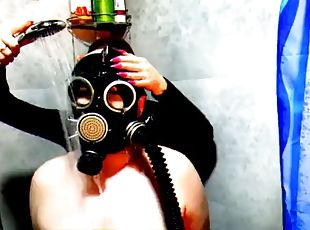 bañando, fiesta, mujer-vestida-hombre-desnudo, fetichista, ducha, látex, dominación-femenina, halloween, máscara